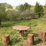 02 Jurta Hneda V Jablecnem Sadu Luksusowy namiot Chotetice