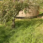 02 Jurta Hneda V Jablecnem Sadu Luksusowy namiot Chotetice