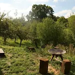 02 Jurta Hneda V Jablecnem Sadu Οργανωμένο κάμπινγκ *