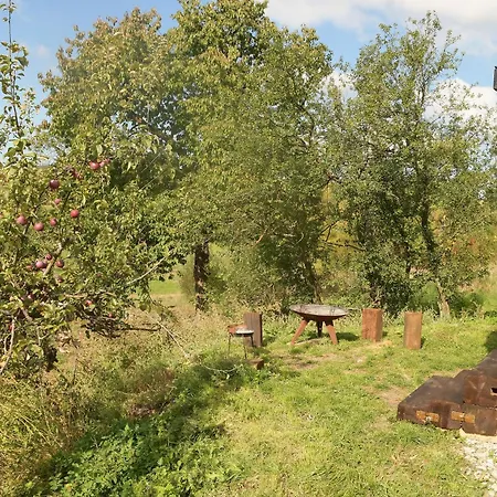 02 Jurta Hneda V Jablecnem Sadu Luxuszelt
