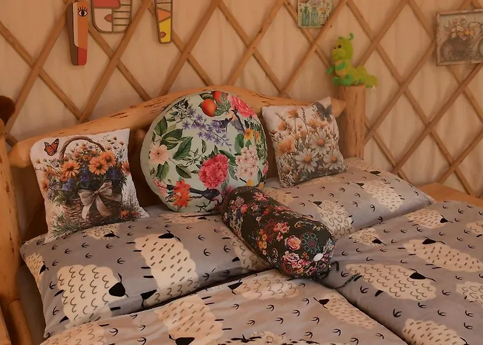 02 Jurta Hnědá V Jablečném Sadu *