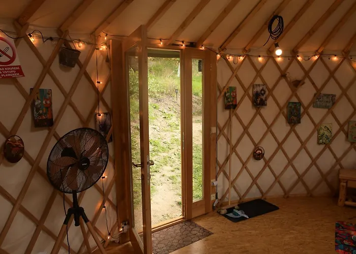 02 Jurta Hnědá V Jablečném Sadu Luxusní stan *